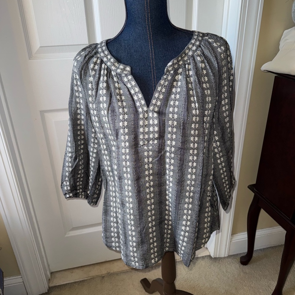 LOFT 3/4 Sleeve Embroidered top Gray Black White split neck cotton sz S